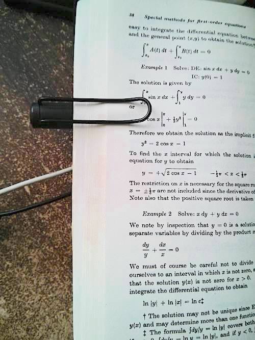 Utilisez un stylo pour garder un livre ouvert à la bonne page