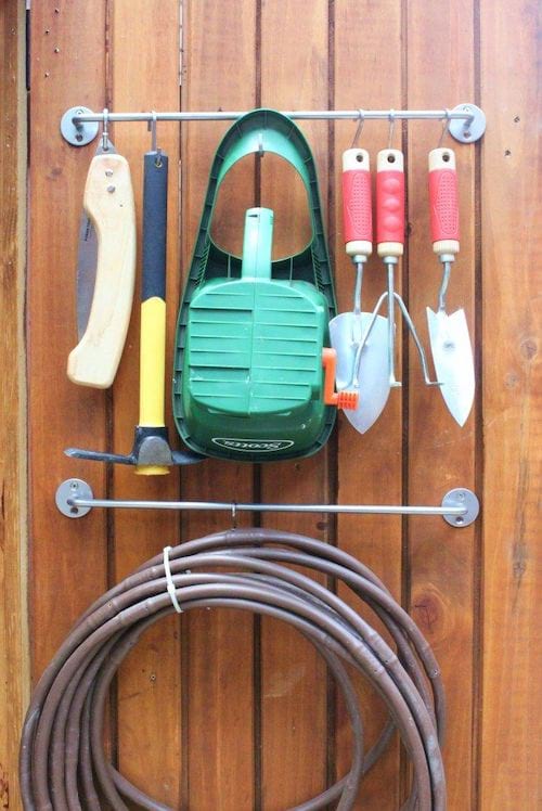 Barres métalliques qui servent d'accroche pour des ustensiles de jardinage 