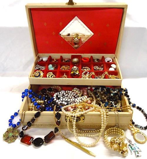 Une boîte à bijoux pleine de bijoux de fantaisie ? Faites le tri !