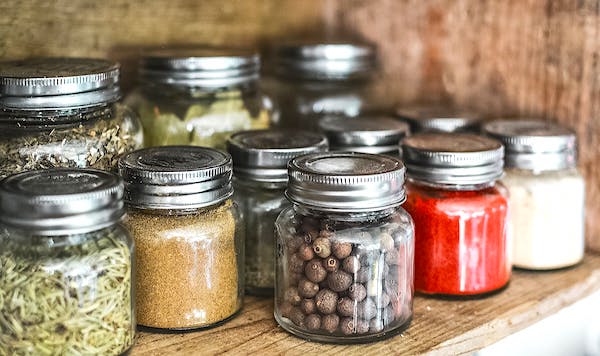 Des petits bocaux d'épices bien fraîches.