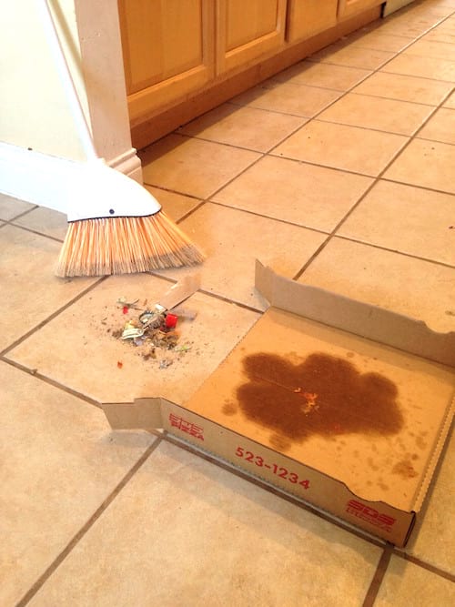 boite à pizza comme pelle à poussière