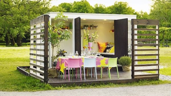 Un petit cabanon transformé en espace de jardin pour manger