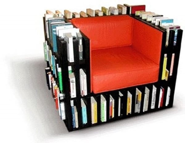 Chaise rouge avec plusieurs livres rangés autour