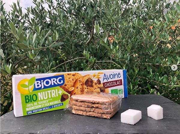 Un paquet de biscuit Bjorg et son équivalent en sucre