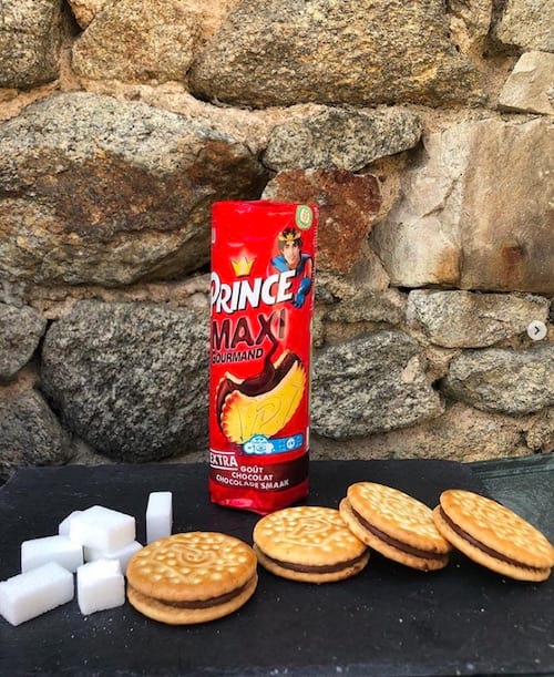 Un paquet de biscuits Prince et son équivalent en sucre