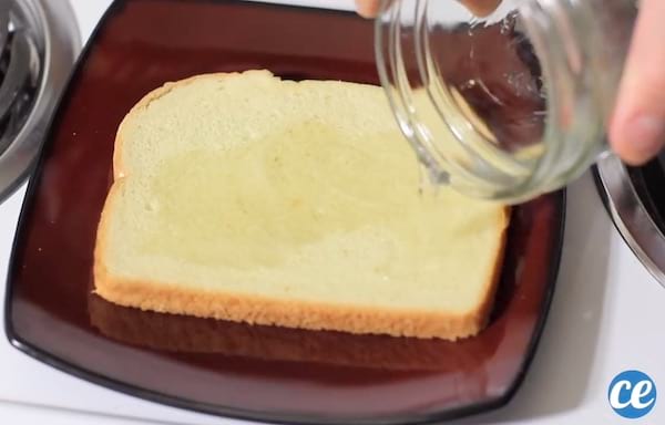 Utilisez du vinaigre blanc sur du pain de mie pour désodoriser la poubelle