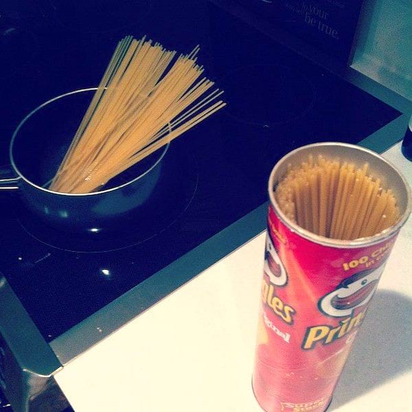 ranger les pâtes dans une boîte de Pringles