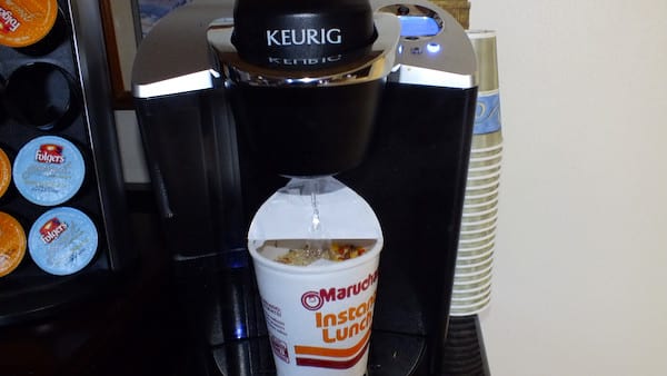 nouilles chinoises avec eau chaude de la cafetière