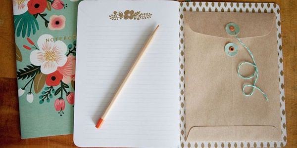 Carnet avec une enveloppe qui sert de rangement pour papiers 