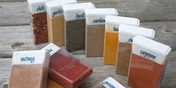 Différentes épices stocker dans plusieurs boîtes de tic tac