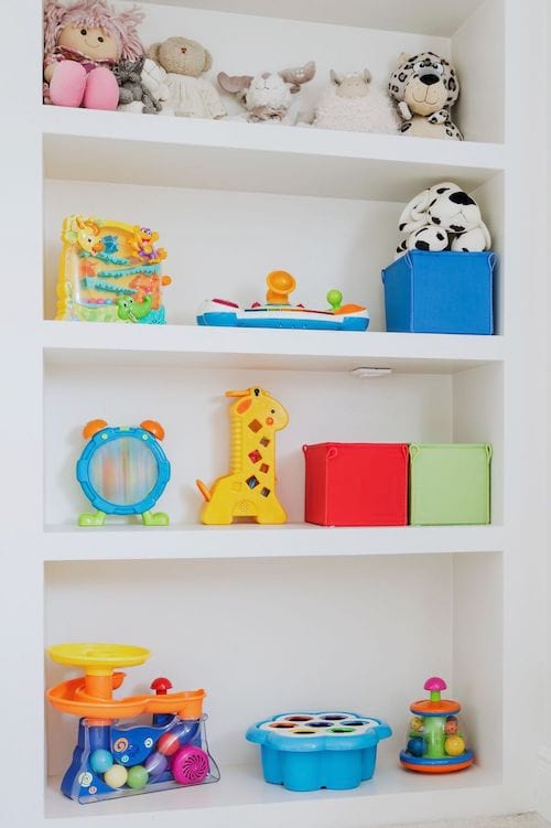 Plusieurs étagères installées qui sert de rangement pour jouets d'enfants 