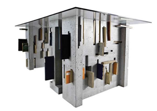 Table basse avec une particularité qui permet de ranger des livres à l'intérieur 