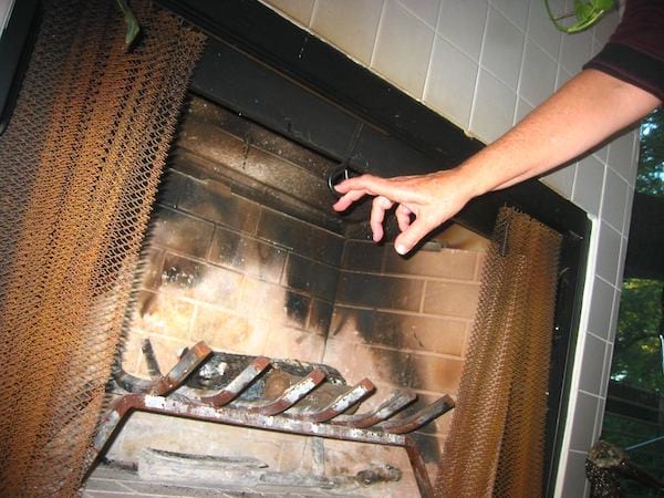 Pour économiser de l’énergie, pensez à fermer le tirage de votre cheminée.