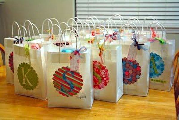 Pourquoi garder des vieux sacs cadeaux qui sont rarement réutilisés ? 