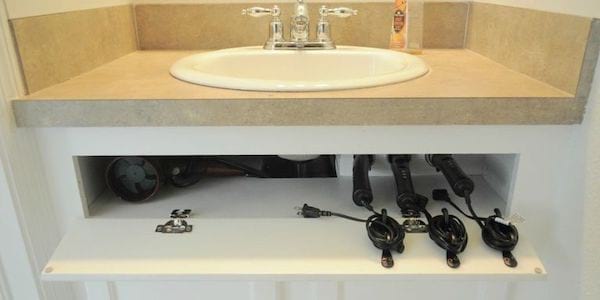 Meuble de salle de bain avec une étagère en rajout 