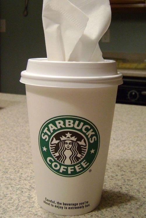 Mouchoirs introduit dans une tasse à café