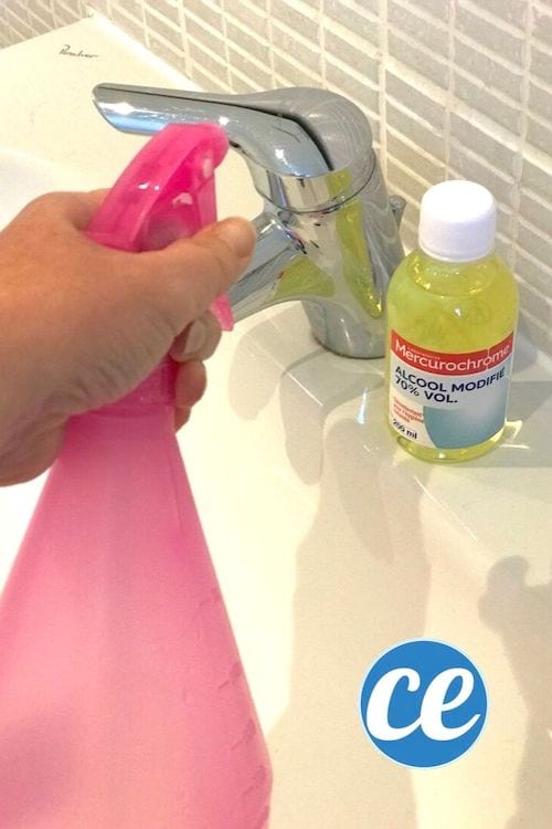 Spray nettoyant rose pour salle de bain