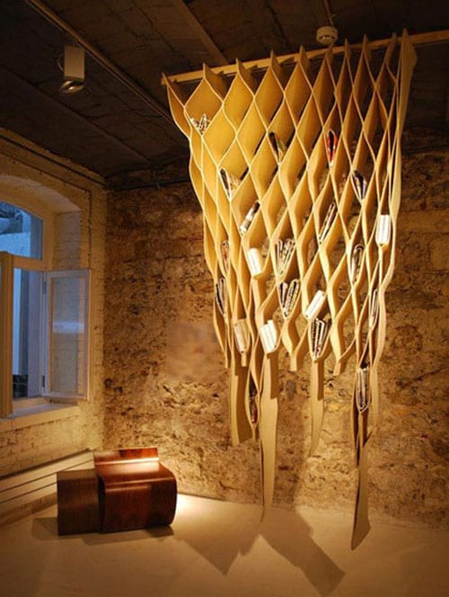 Nid beige suspendus qui sert de rangement