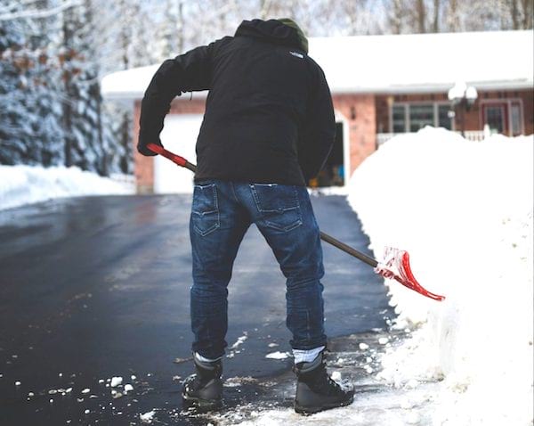 Pour sauver la planète, utilisez des produits naturels pour déneiger et faire fondre le verglas.