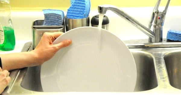 Pour sauver la planète, arrêtez de pré-rincer la vaisselle avant de la mettre au lave-vaisselle.