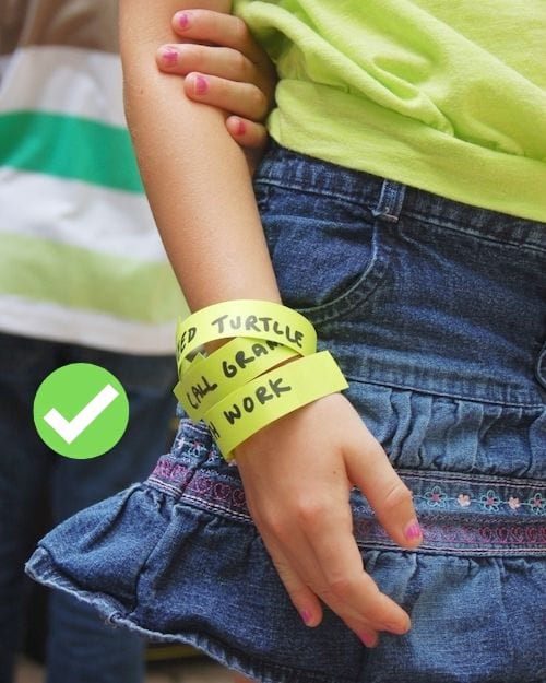 Utilisez des bracelets en papier comme pense bete pour les enfants
