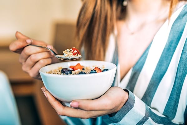 Manger un petit-déjeuner sain le matin est un des rituels des personnes qui ont réussi dans la vie.