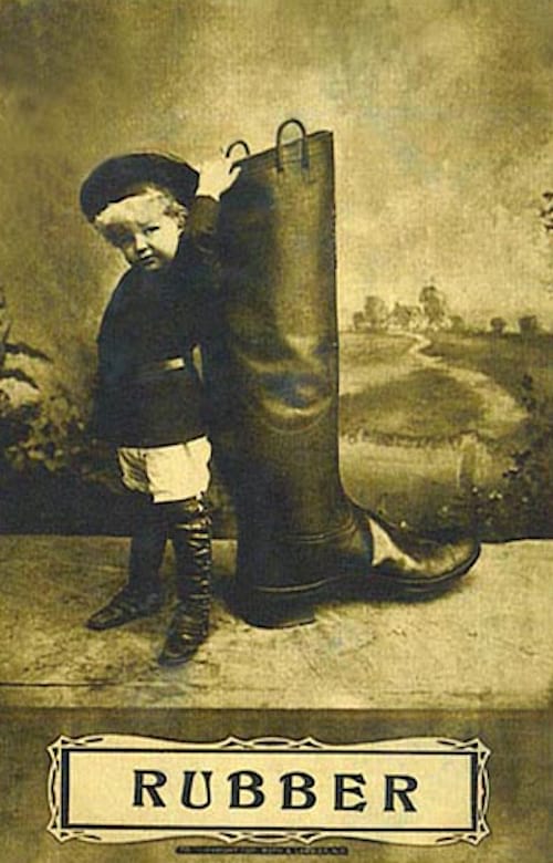 Petite enfant qui fait la même taille d'une botte