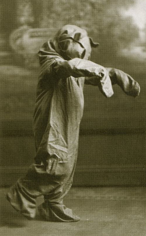 Homme déguisé avec une grande combinaison