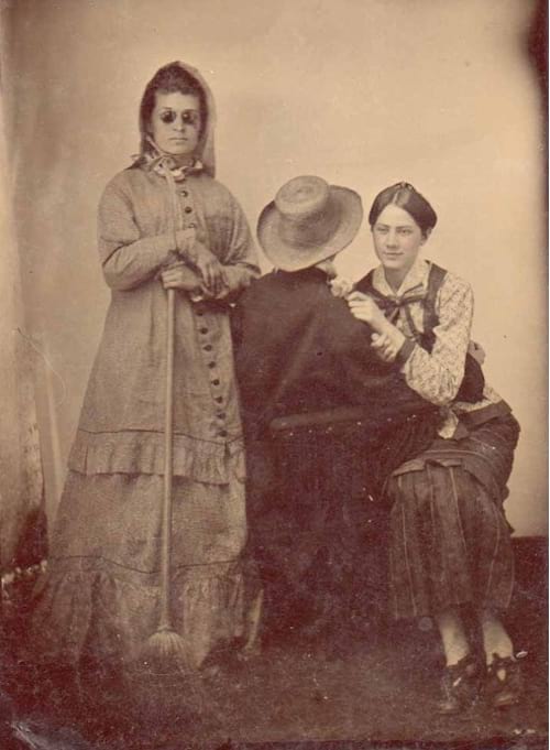 Deux femmes de face autour d'une personne retournée