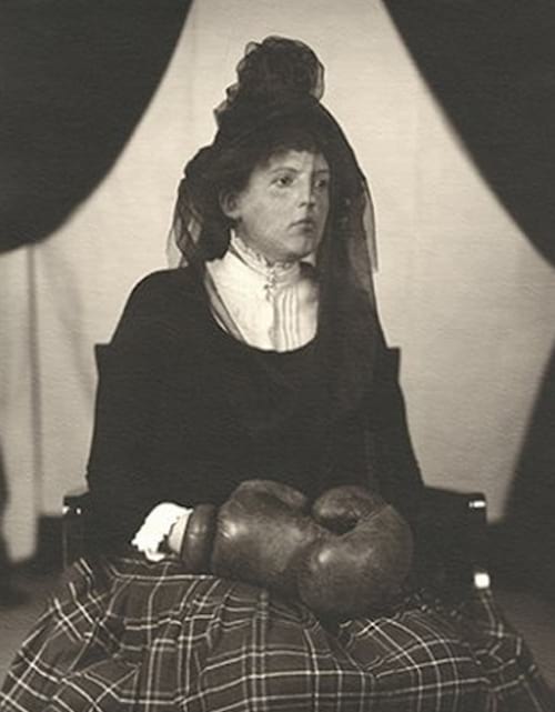 Femme assise sur une chaise équipée de gants de boxe