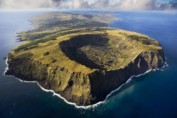 Grande île toute verte au milieu de l'océan 