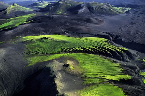 Paysage vert et noir en Islande