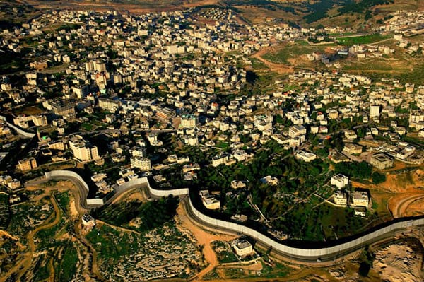 Mur de séparation autour de la ville en Israel 