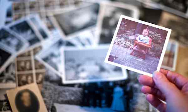 Il est difficile de se séparer des objets à valeur sentimentale comme les vieilles photos.
