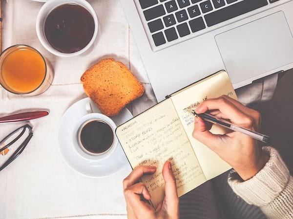 Planifier la journée tôt le matin est un des rituels des personnes qui ont réussi dans la vie.