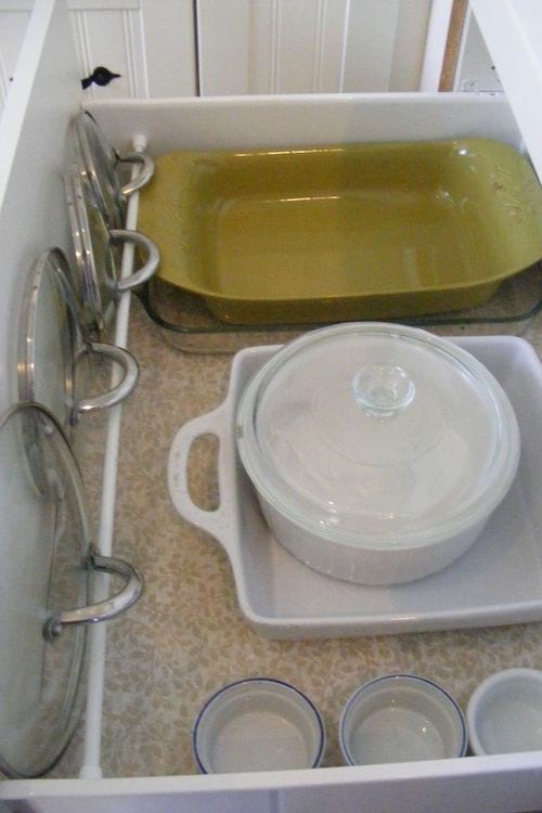 Pots et couvercles organisés et rangés ensemble 