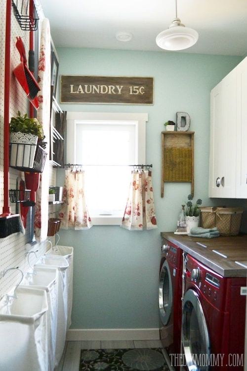 Salle décorée avec plusieurs couleurs et meubles similaires