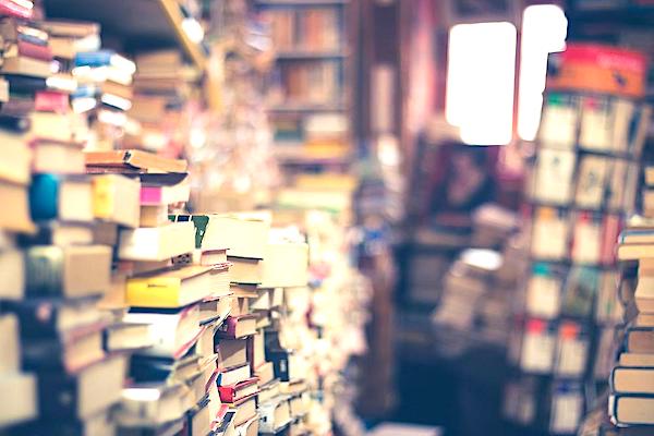 Un énorme tas de vieux livres – mieux vaut garder seulement les livres que vous allez relire ou prêter à vos amis.