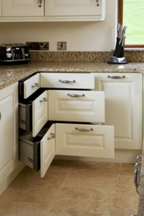 Plusieurs tiroirs blancs de rangement dans la cuisine