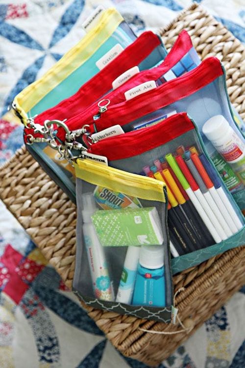 Plusieurs trousse remplis de fournitures
