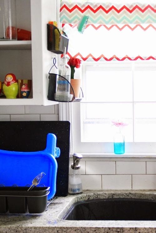 Ustensiles de vaisselles rangés dans des minis organisateurs de rangements noir