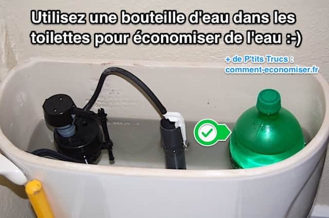 mettre une bouteille dans le réservoir de la chasse d'eau