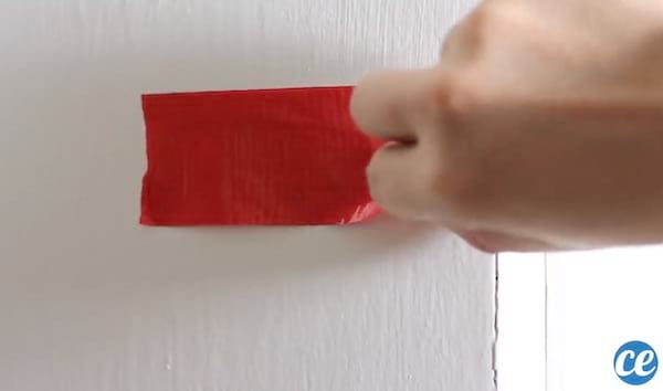 Utilisez du vinaigre blanc pour facilement enlever des résidus d'autocollants