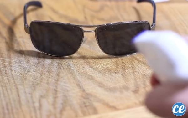 Utilisez du vinaigre blanc pour nettoyer vos lunettes de soleil
