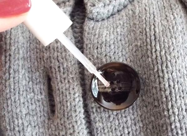 mettre du vernis transparent sur les boutons