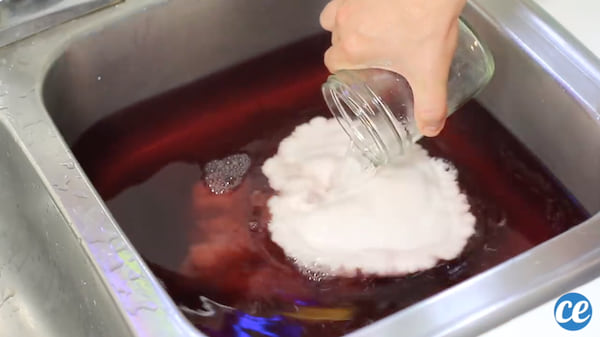 Le vinaigre blanc + le bicarbonate = le combo fatale pour déboucher un évier !