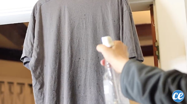 Un peu de vinaigre blanc dans une bouteille spray, c'est la solution pour défroisser un vêtement en cas de dépanne. 
