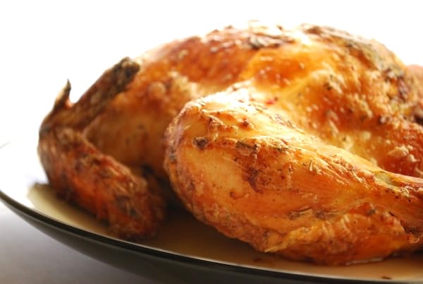 Un poulet bien doré avec cette astuce de cuisine que peu de personnes connaissent.