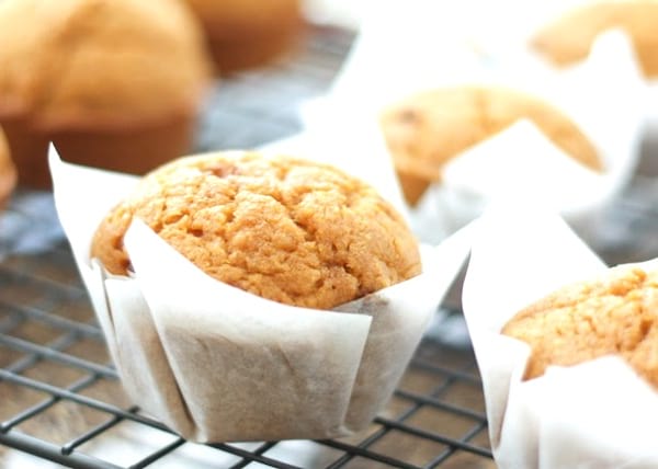 Le papier cuisson est une astuce idéale pour remplacer les moules à muffins. 