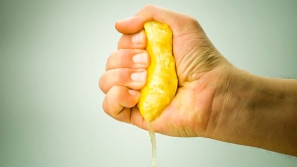 Utilisez un peu de sel ou du citron pour éliminer les mauvaises odeurs de vos mains 